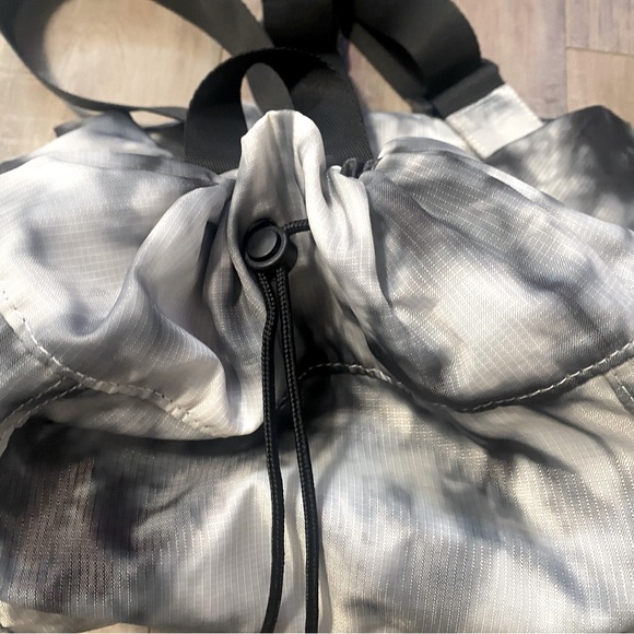 VICTORIA’S SECRET PINK TIE DYE BACKPACK. Combination of gray, white and black. - Picture 5 of 5